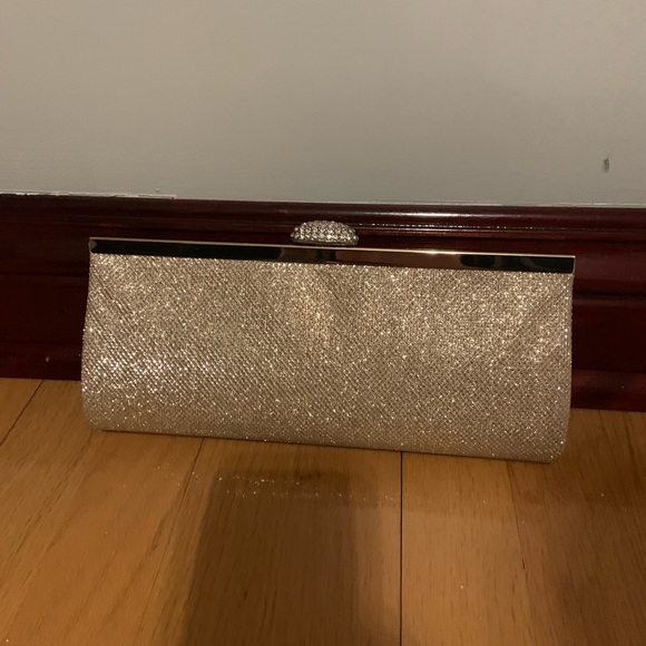 Gold clutch with chain straps! - Picture 3 of 6